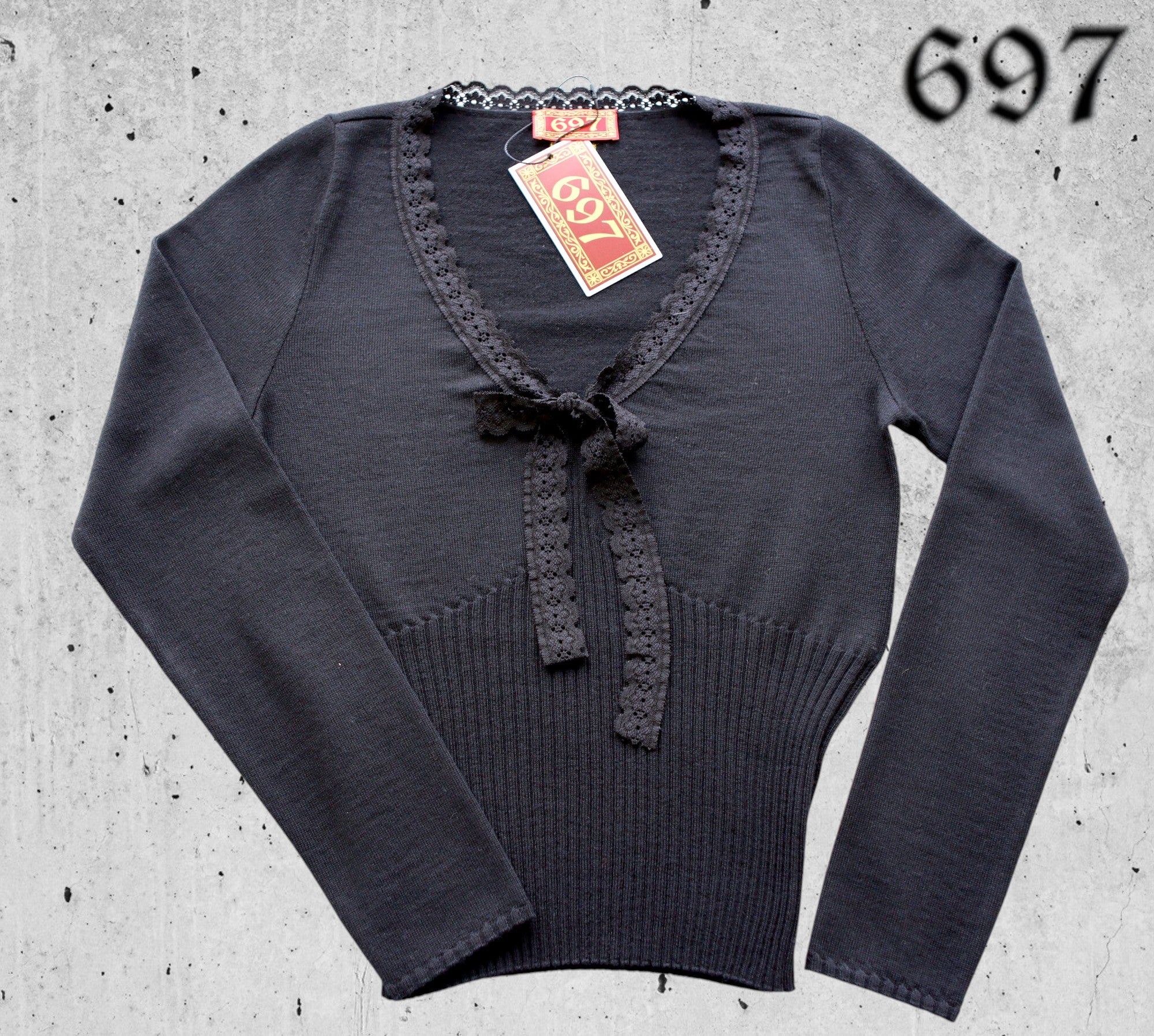 Maglia in lana con ampio scollo a V bordato in pizzo