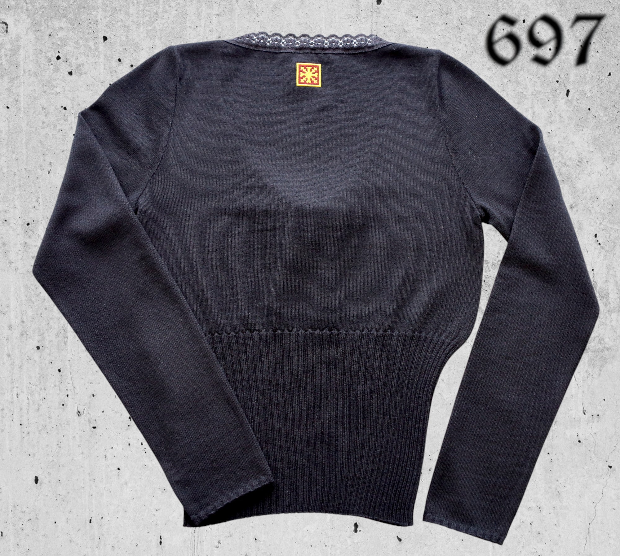 Maglia in lana con ampio scollo a V bordato in pizzo