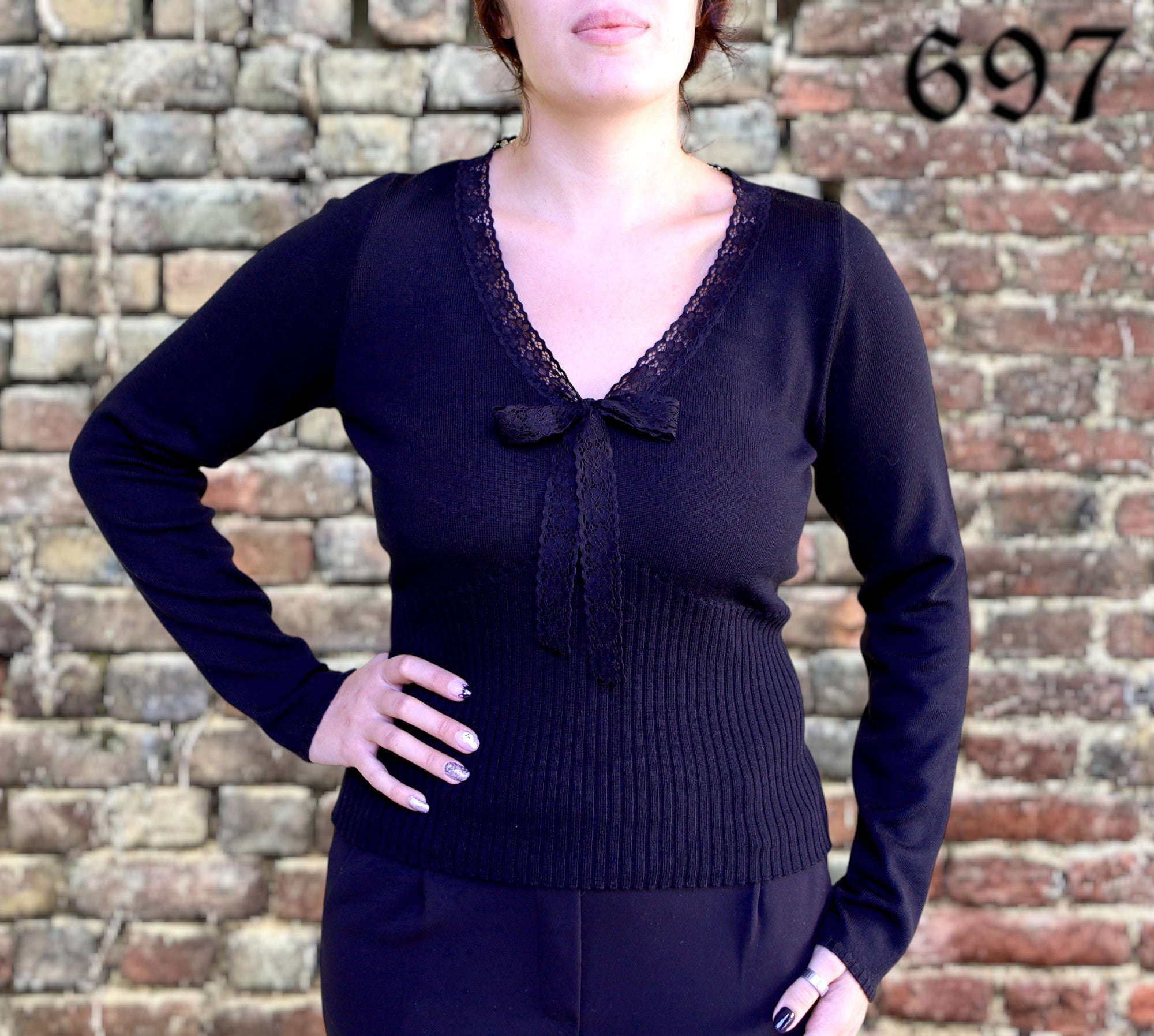 Maglia in lana con ampio scollo a V bordato in pizzo