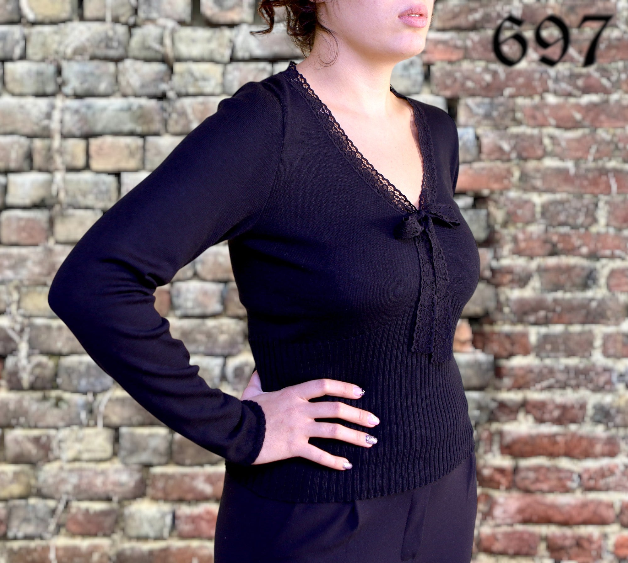 Maglia in lana con ampio scollo a V bordato in pizzo