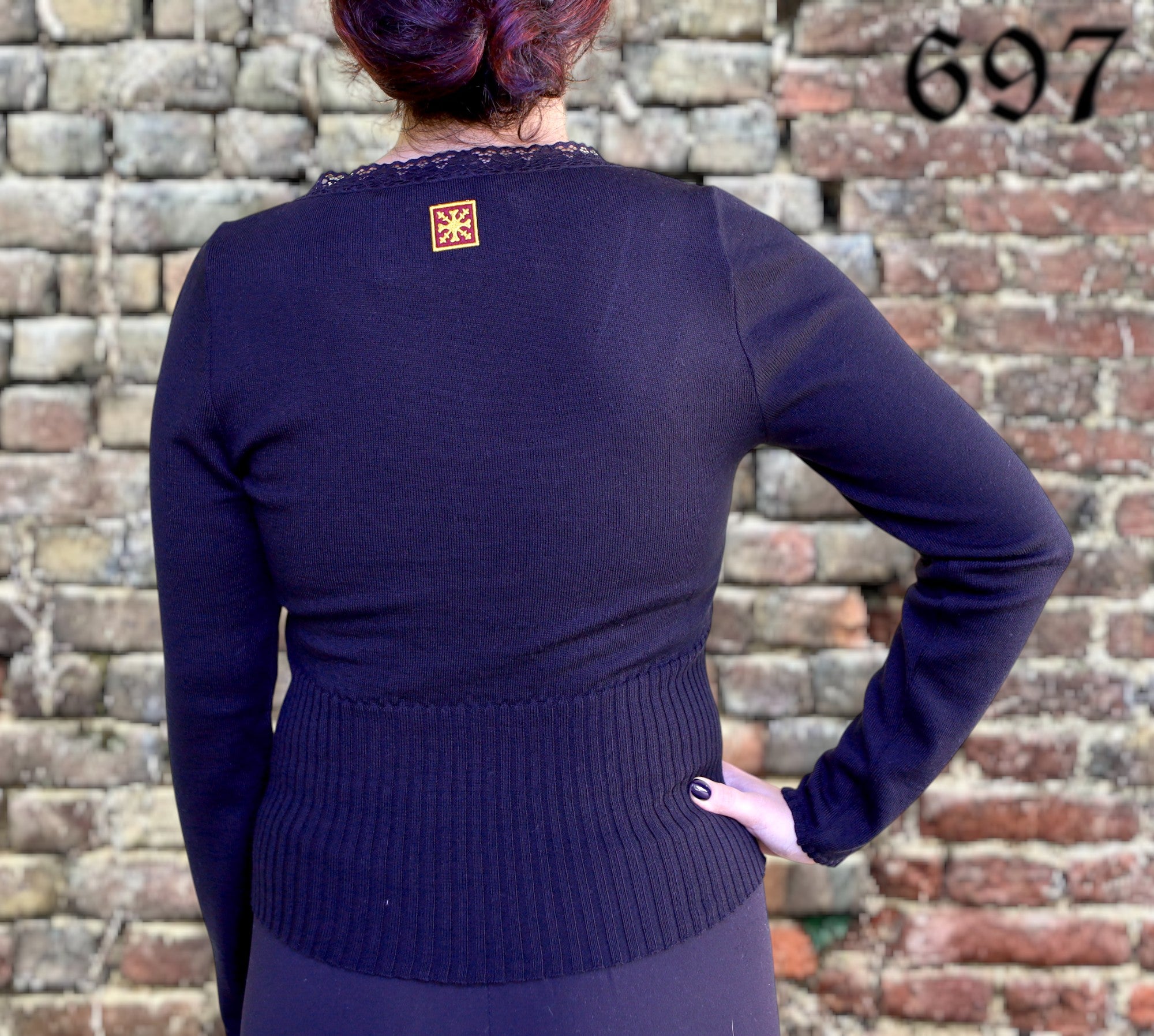 Maglia in lana con ampio scollo a V bordato in pizzo