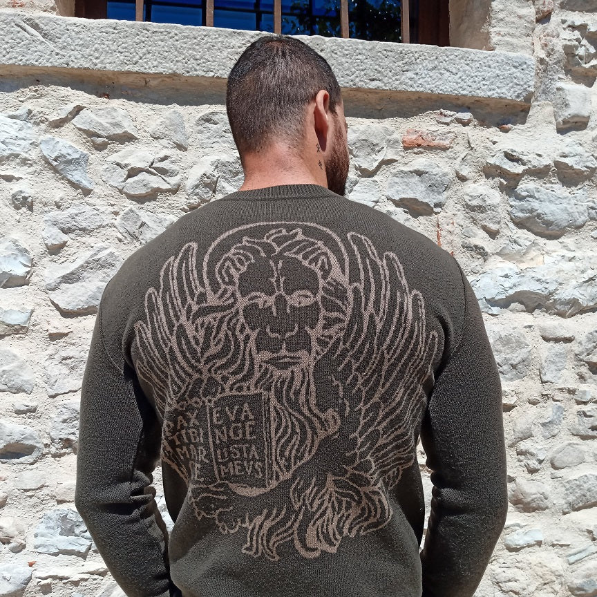 Maglione Scollo V in Lana con Leone in Moeca