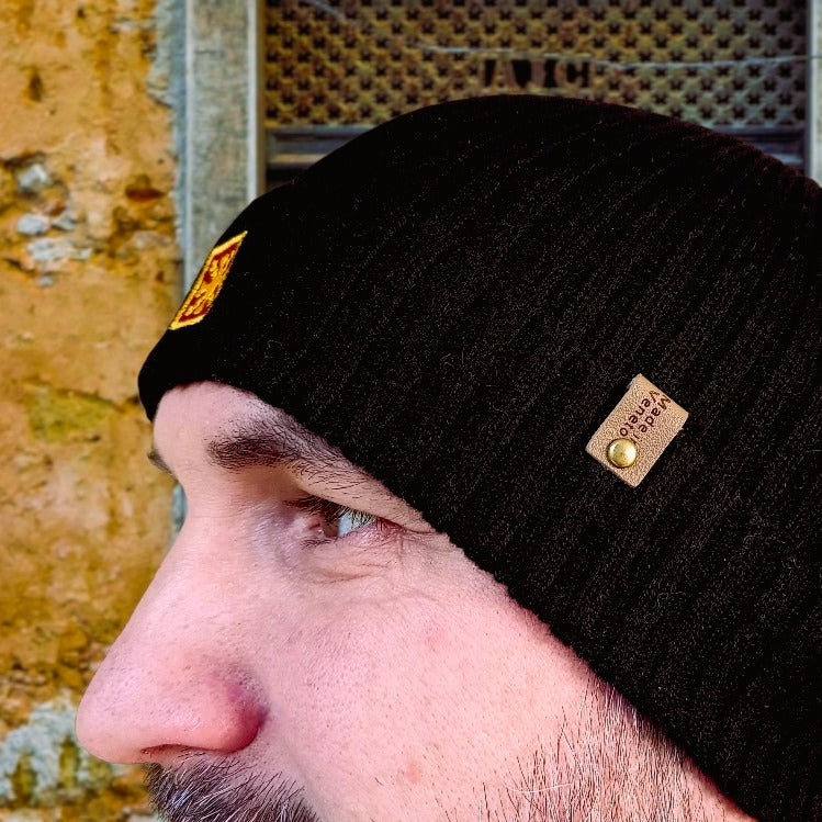 Berretto in Puro Cashmere a Coste Aderente