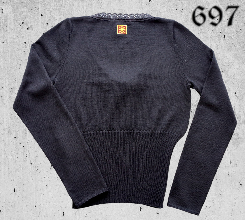Maglia in lana con ampio scollo a V bordato in pizzo