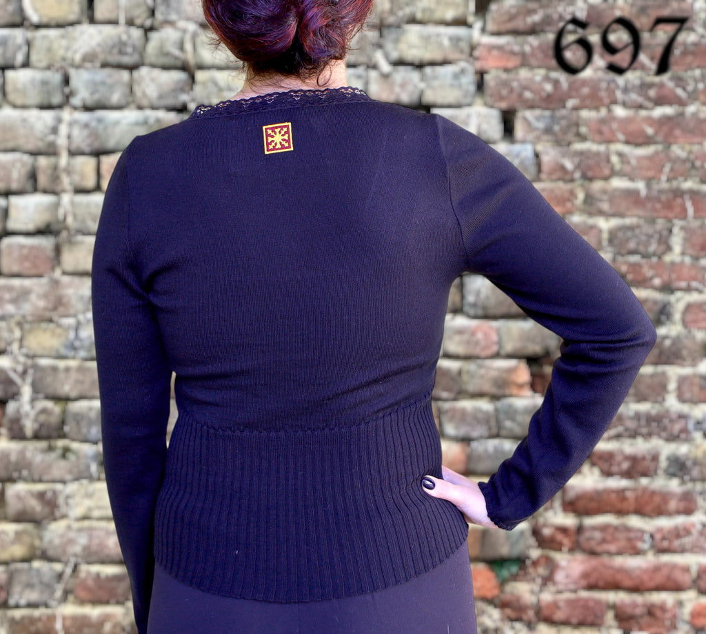 Maglia in lana con ampio scollo a V bordato in pizzo